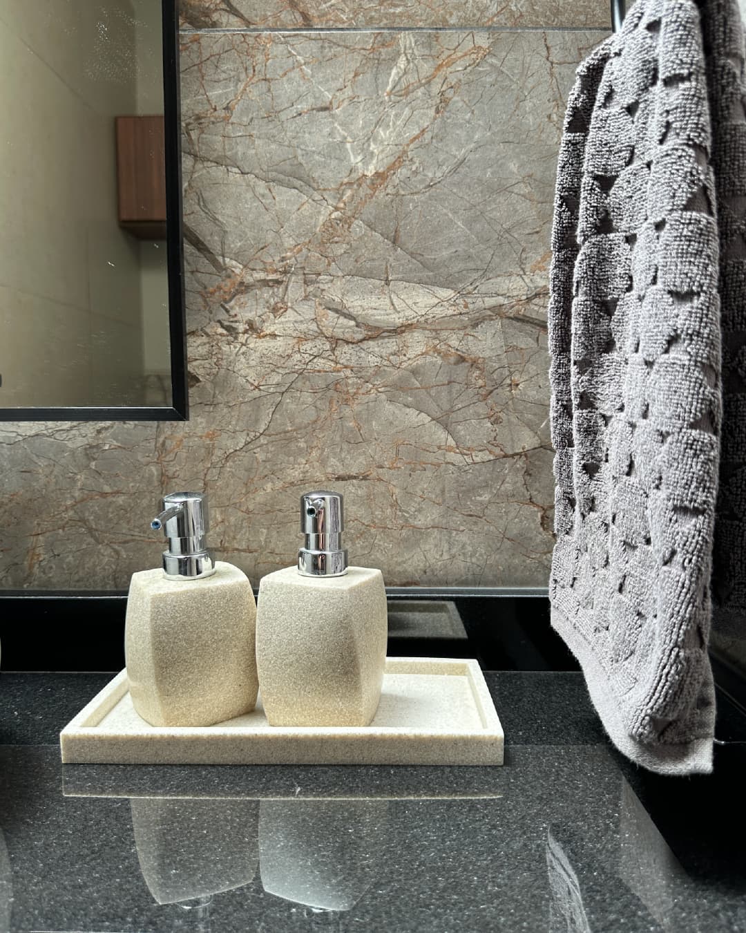 Detalle de baño con materiales naturales