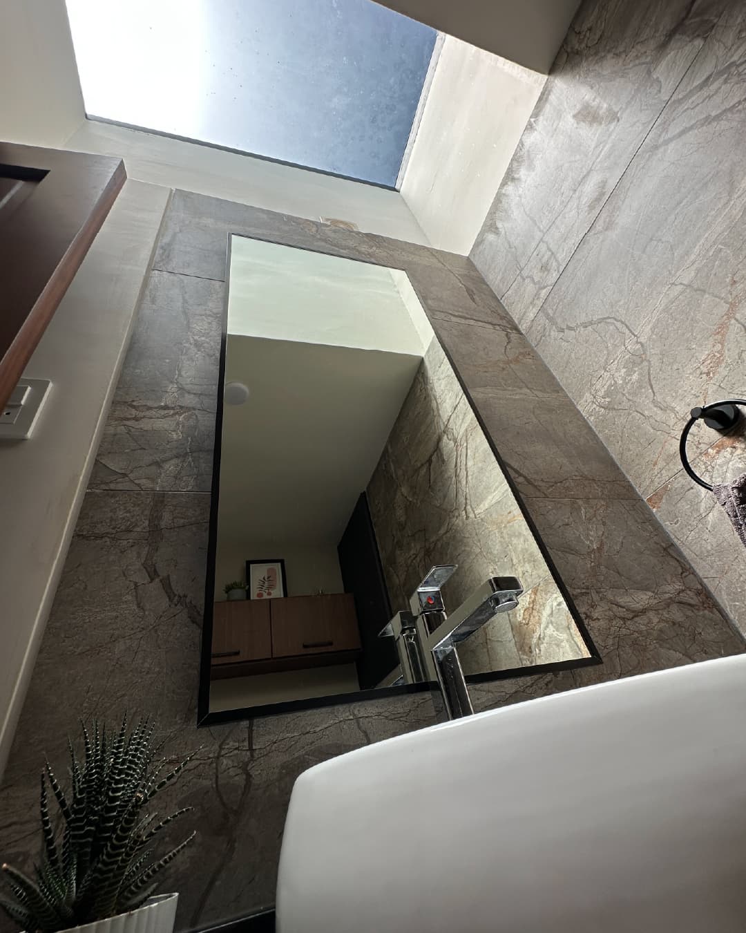 Baño con revestimiento en mármol