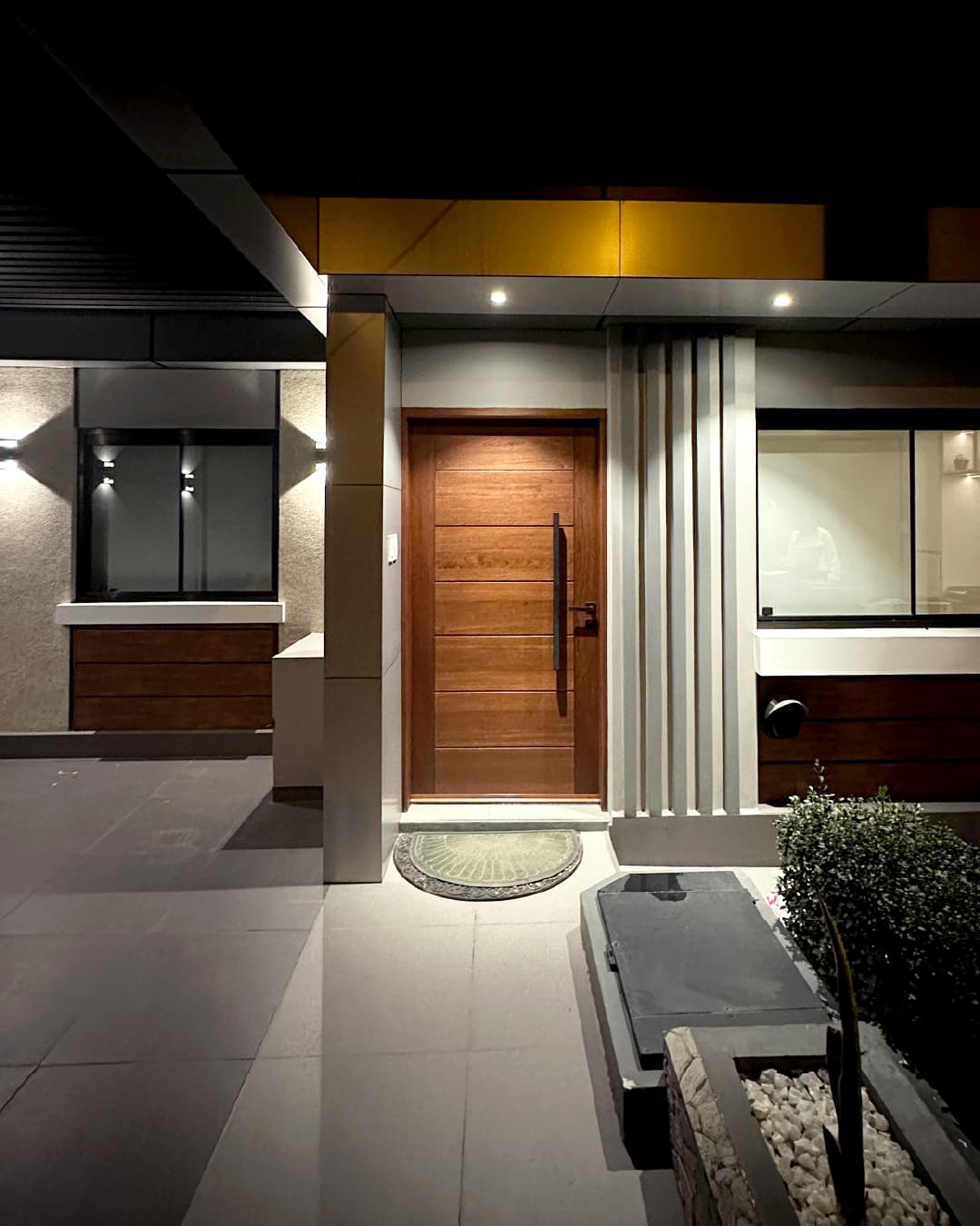 Fachada de las oficinas R&N remodeladas, fotografiada de noche con iluminación arquitectónica
