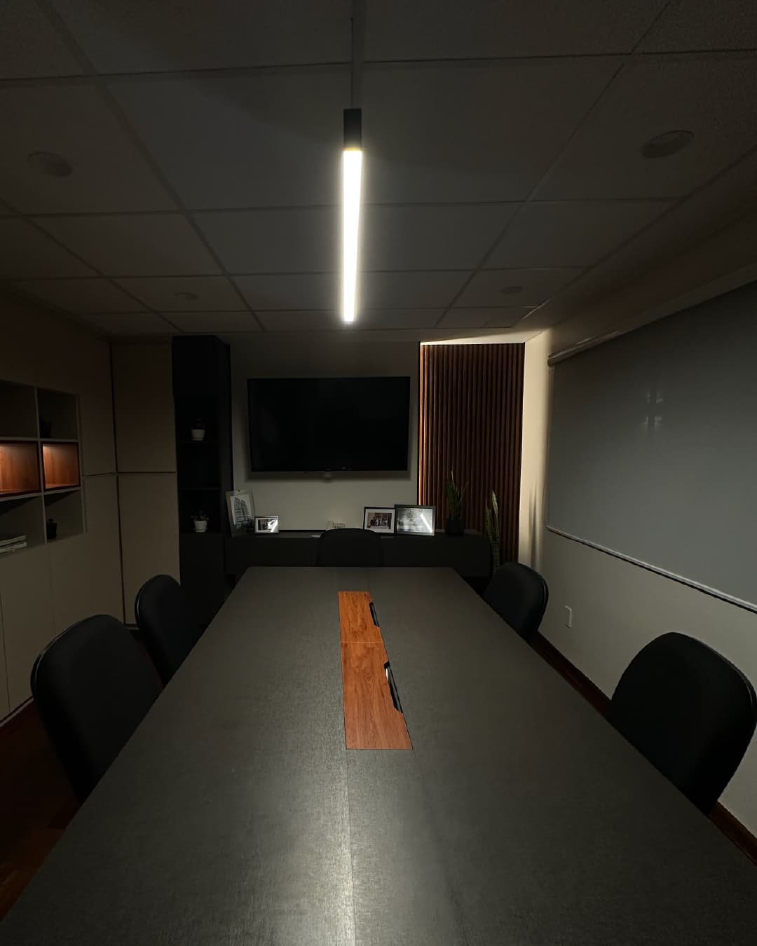 Sala de reuniones vista nocturna