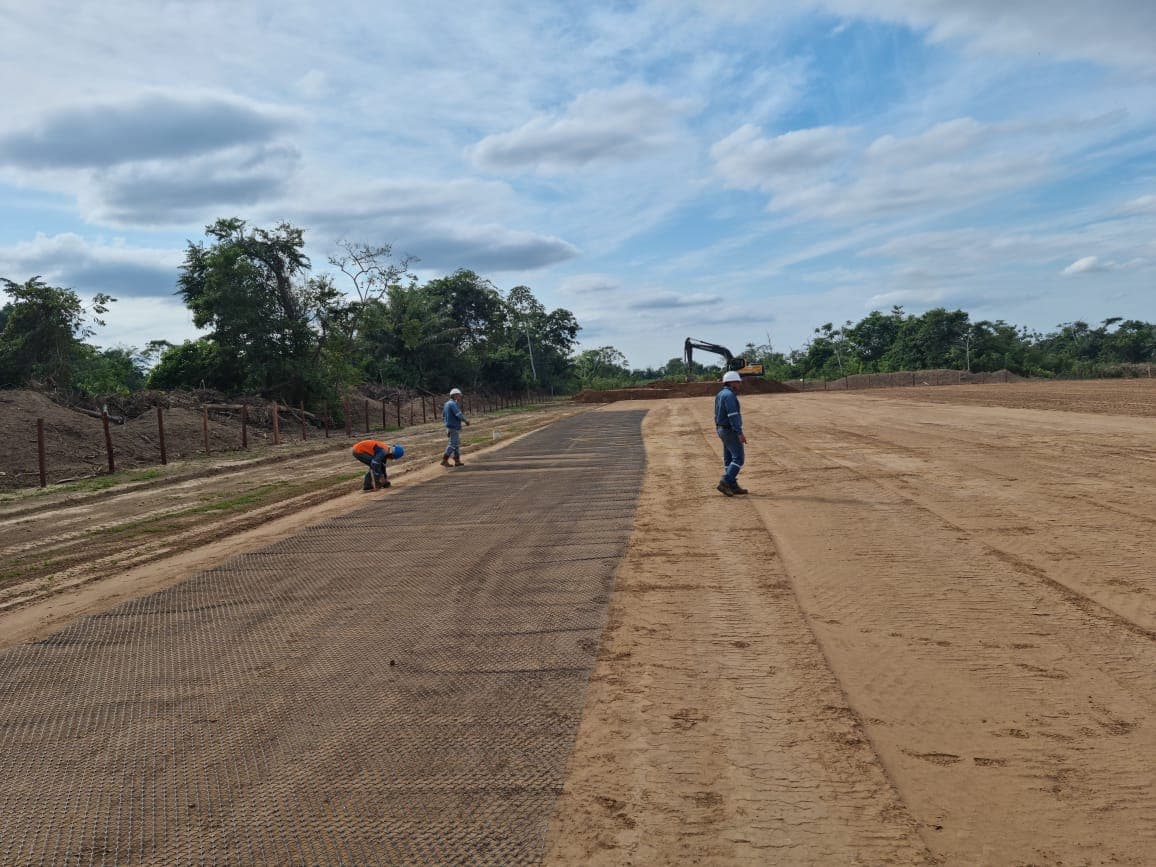 Instalación de geomalla triaxial TX160 en planchada industrial para pozo petrolero PLC-03, Bolivia
