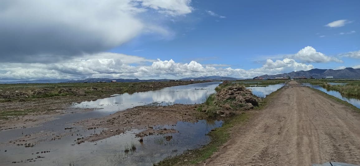 Instalación de geomalla biaxial en tramo vial Machaca–Nazacara próximo al Lago Titikaka, Bolivia