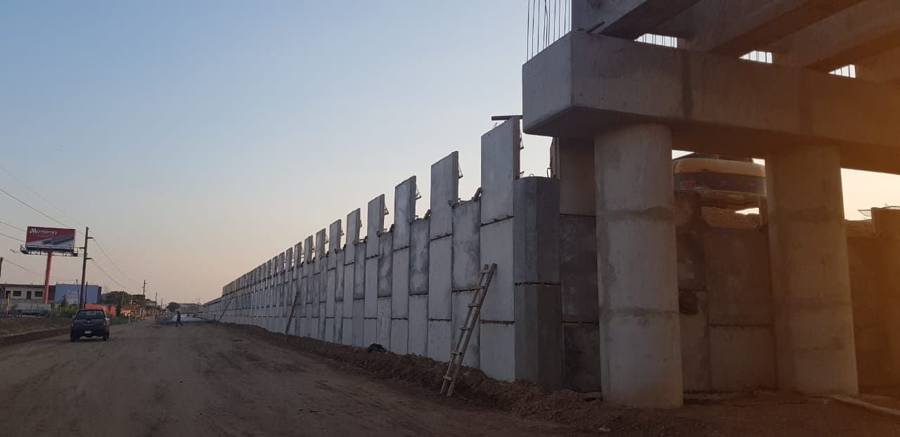 Muros SME con paramento ARES en viaducto doble vía Santa Cruz–Warnes, Bolivia