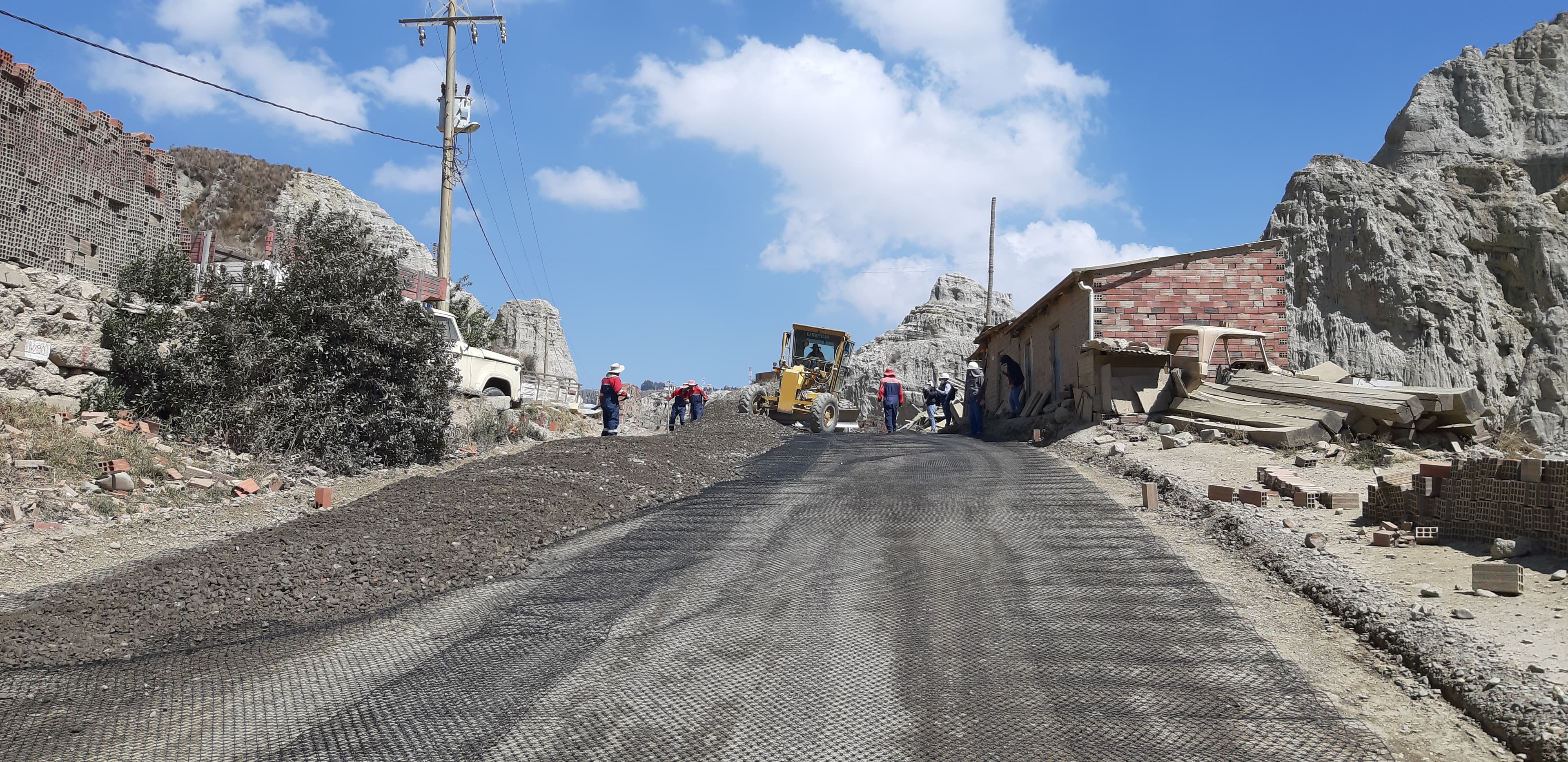 Instalación de geomalla triaxial TX160 como refuerzo interlayer en capa base de pavimento, La Paz Bolivia