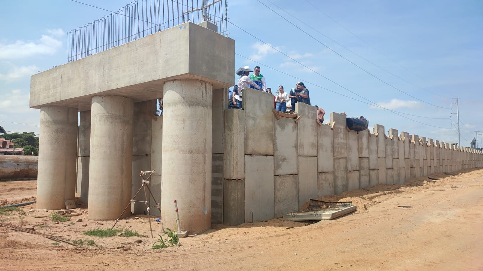 Muros SME con paramento ARES en Viaducto Virgen de Cotoca, Santa Cruz de la Sierra, Bolivia